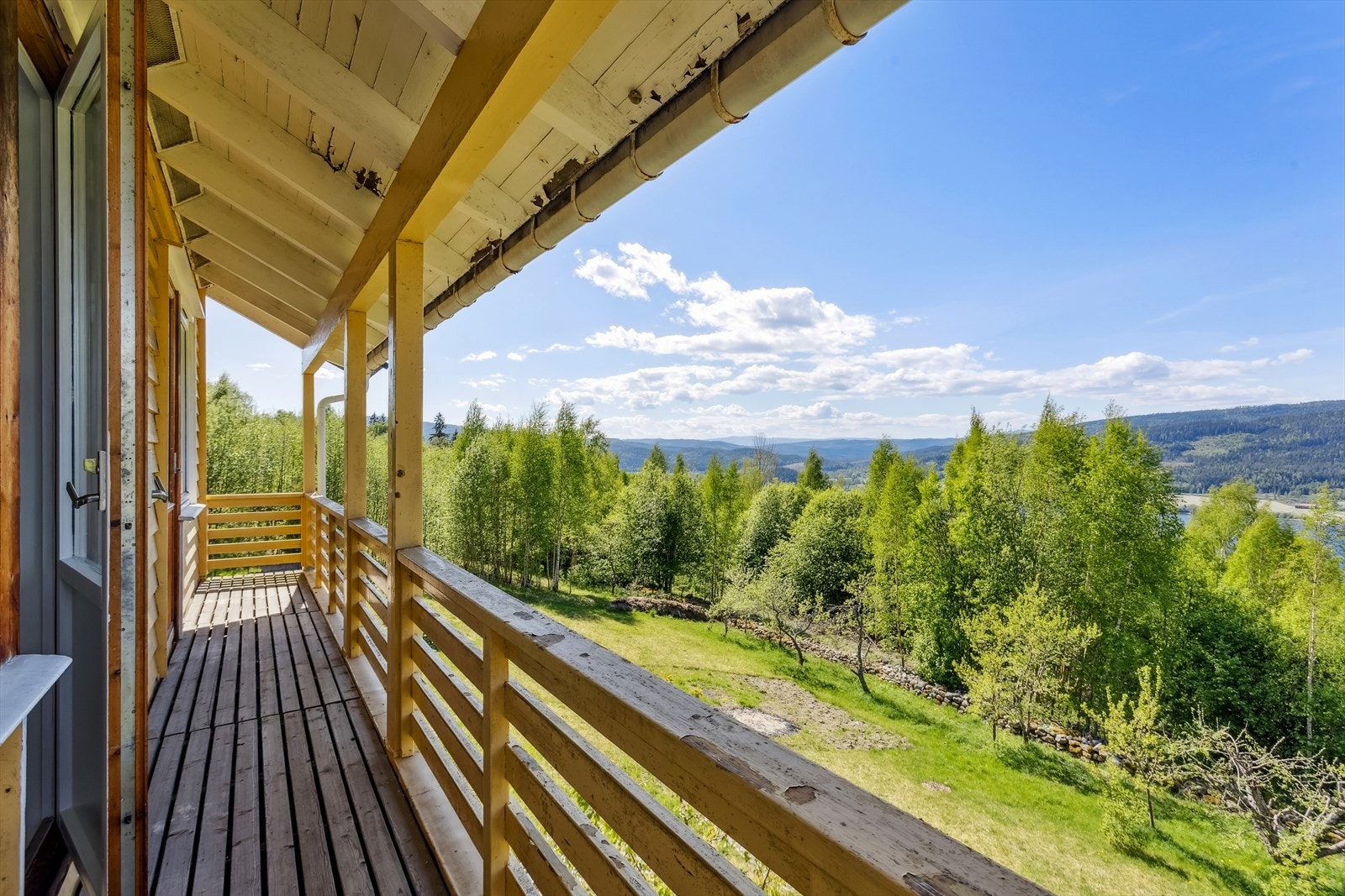 TerrassePraktisk overbygget veranda. Galleribilde