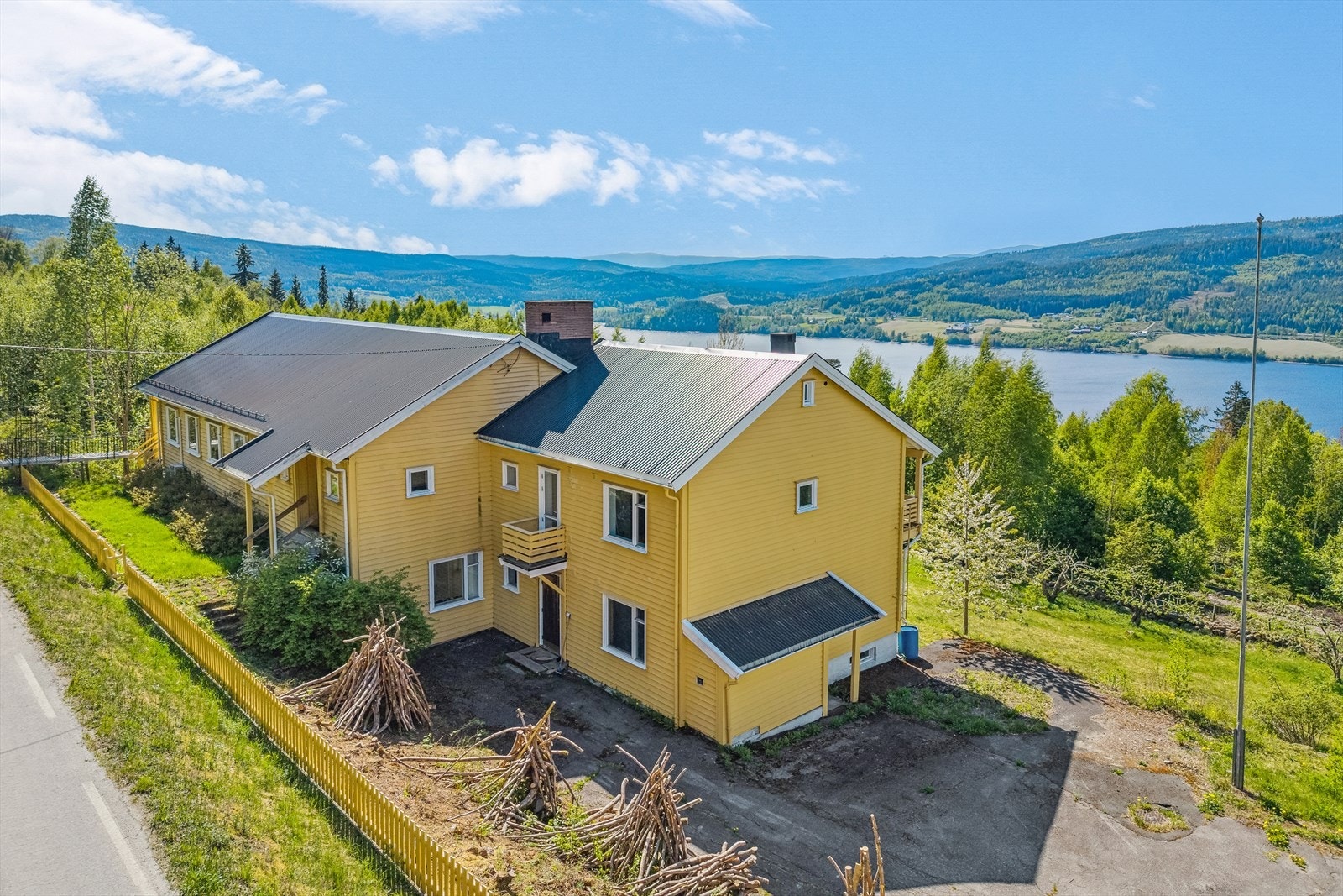 Beliggende langs Hornslivegen. Galleribilde