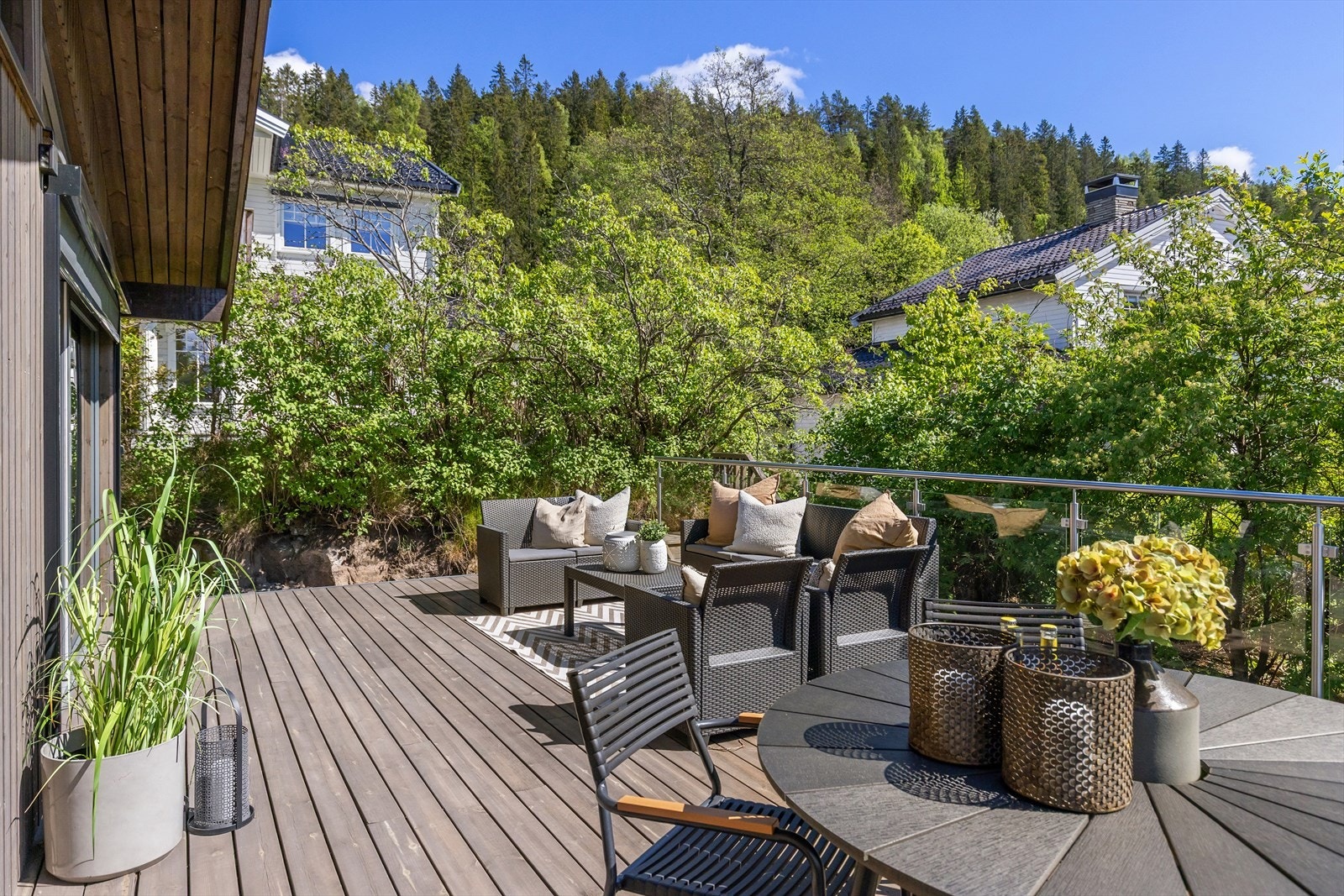 Solrik terrasse med flott utsyn, direkte utgang fra stue og trapp direkte ned til hage. Godt skjermet med prydbusker fra naboer og tilbaketrukket fra veien - sol fra ca. 9-21 sommerstid! Galleribilde