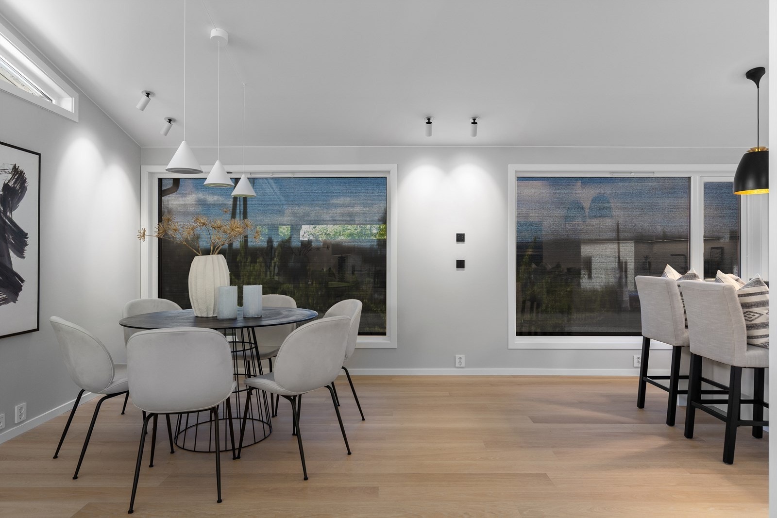 Smart-hus styrt solskjerming av samtlige store vindusflater på hovedplan Galleribilde