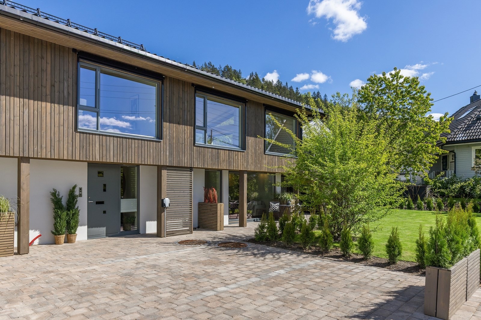 Lachmanns vei 45 - Påkostet, solrikt og meget barnevennlig. Stor flat gressplen og flotte utearealer! Galleribilde