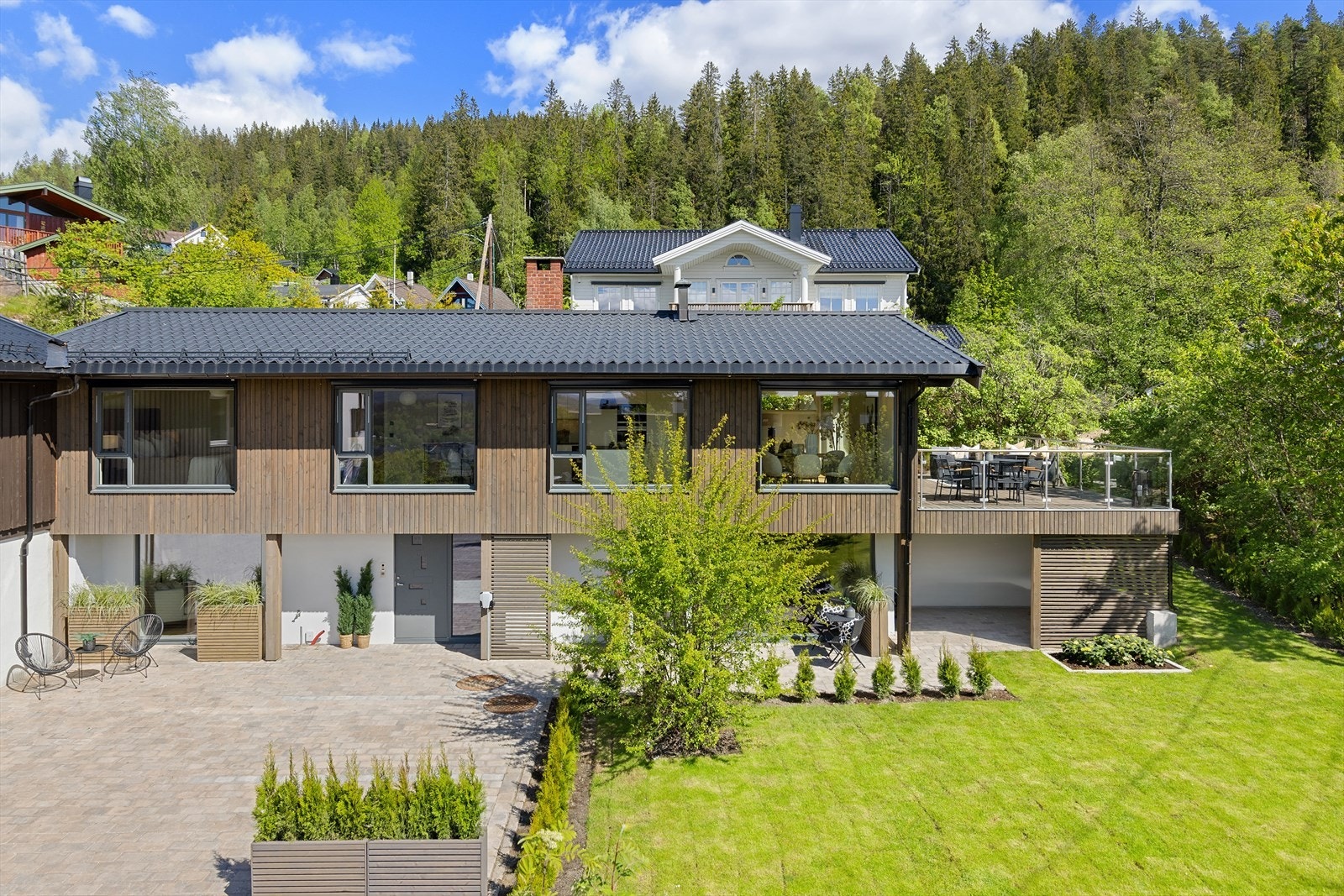 Lachmanns vei 45 - Påkostet, solrikt og meget barnevennlig. Stor flat gressplen og flotte utearealer! Galleribilde