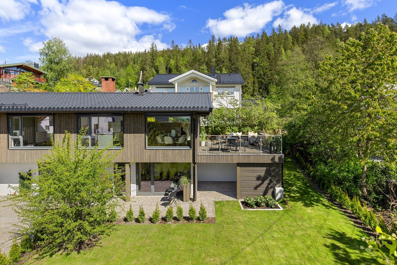 Lachmanns vei 45 - Påkostet, solrikt og meget barnevennlig. Stor flat gressplen og flotte utearealer! Galleribilde