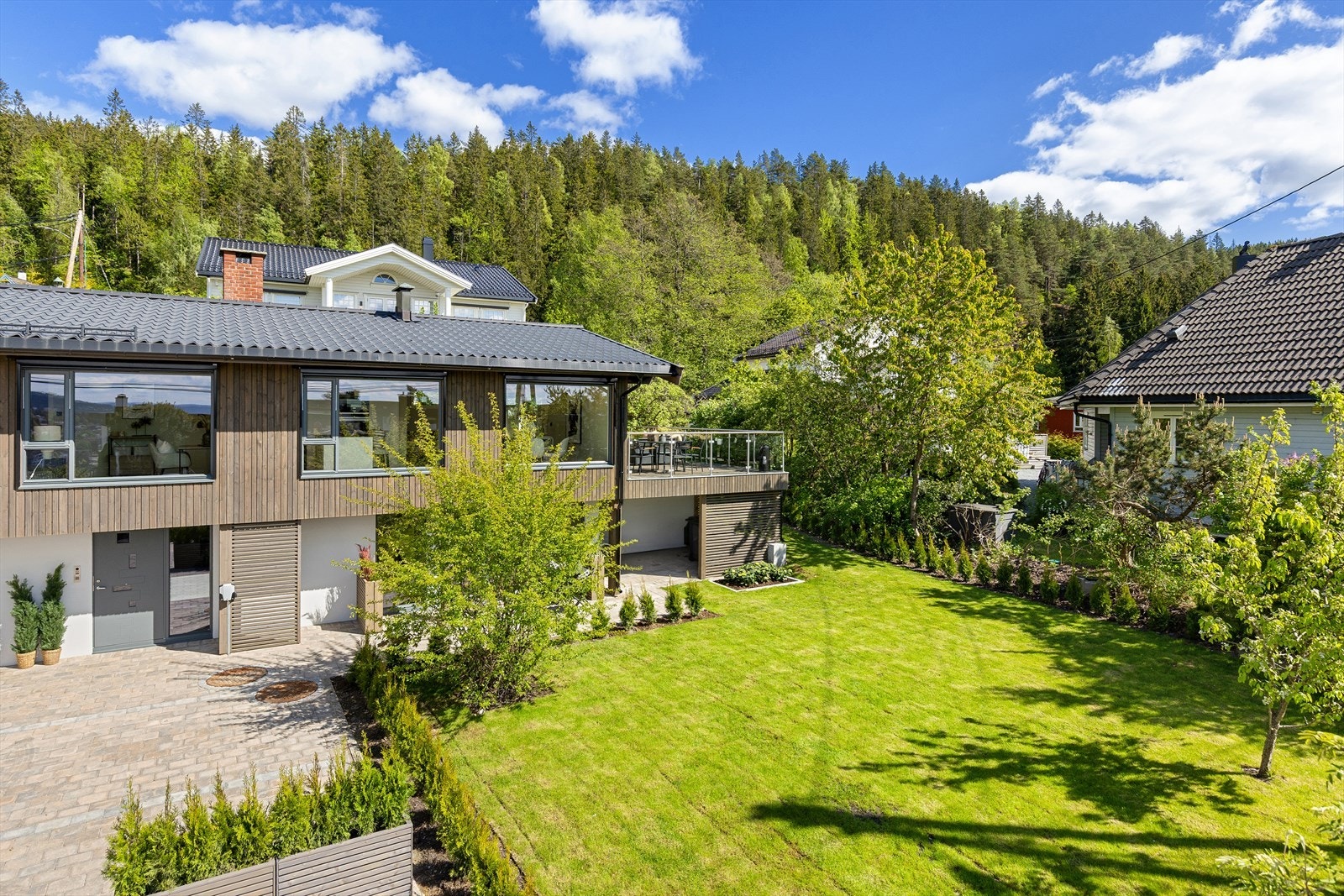 Lachmanns vei 45 - Påkostet, solrikt og meget barnevennlig. Stor flat gressplen og flotte utearealer! Galleribilde