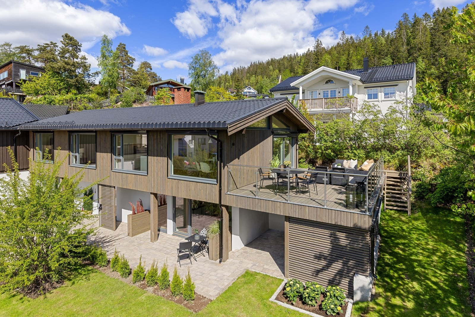 Lachmanns vei 45 - Påkostet, solrikt og meget barnevennlig. Stor flat gressplen og flotte utearealer! Galleribilde
