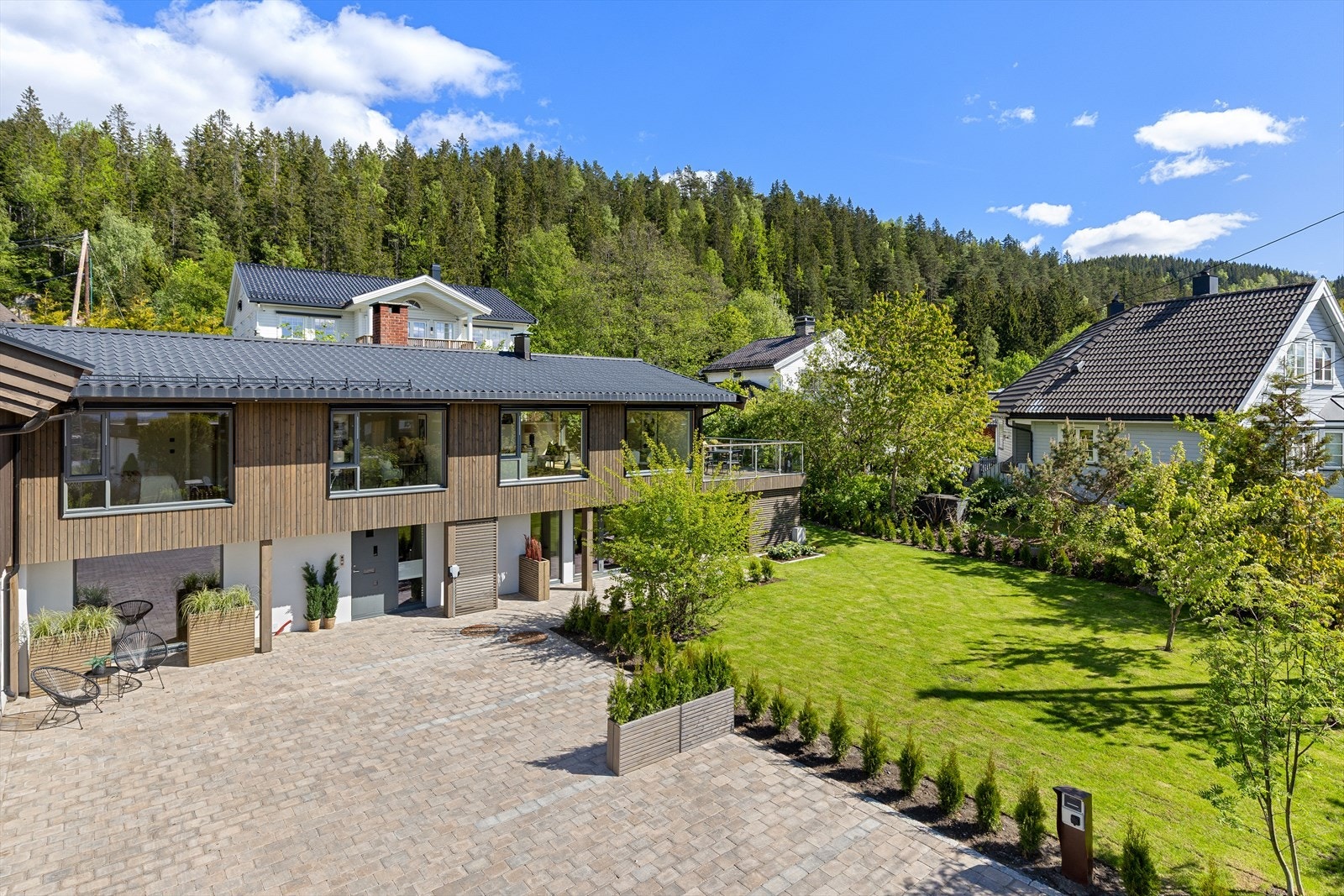Lachmanns vei 45 - Påkostet, solrikt og meget barnevennlig. Stor flat gressplen og flotte utearealer! Galleribilde