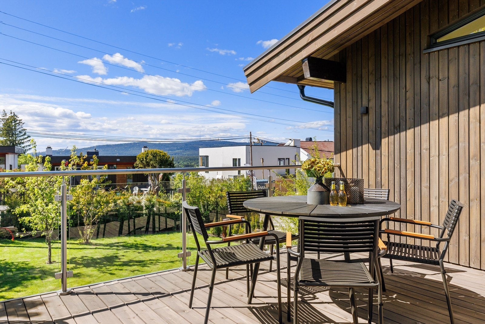 Ca. 34 kvm. stor solrik terrasse med direkte utgang fra stue og trapp direkte ned til hagen. Tilbaketrukket fra veien og godt skjermet med prydbusker mot naboene. Galleribilde