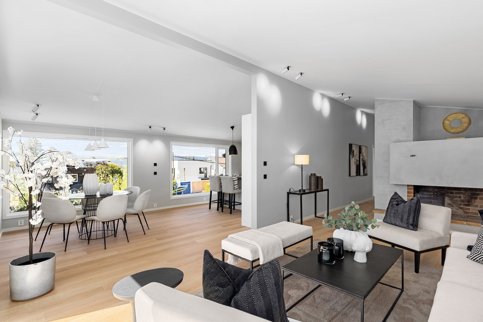 Herlig lys i trivelig stue og spisestue med gjennomgående lys fra store vindusflater og utgang til stor solrik terrasse Galleribilde