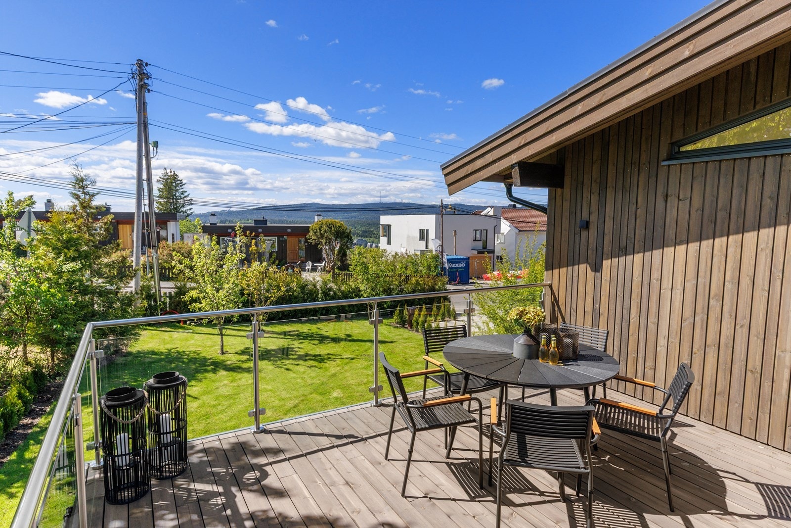 Solrik terrasse med flott utsyn, direkte utgang fra stue og trapp direkte ned til hage. Godt skjermet med prydbusker fra naboer og tilbaketrukket fra veien - sol fra ca. 9-21 sommerstid! Galleribilde
