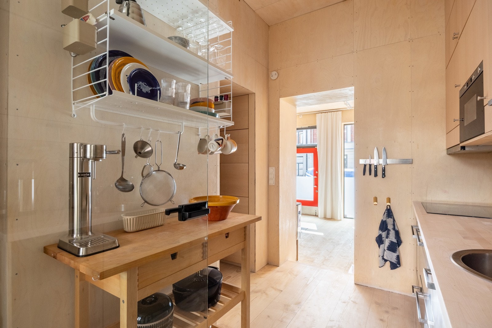 Integrerte hvitevarer gir kjøkkenet et godt helhetsuttrykk, og består av kjøleskuffer, oppvaskmaskin, ovn og mikroovn. Oppvaskmaskinen ble byttet i 2023. Galleribilde