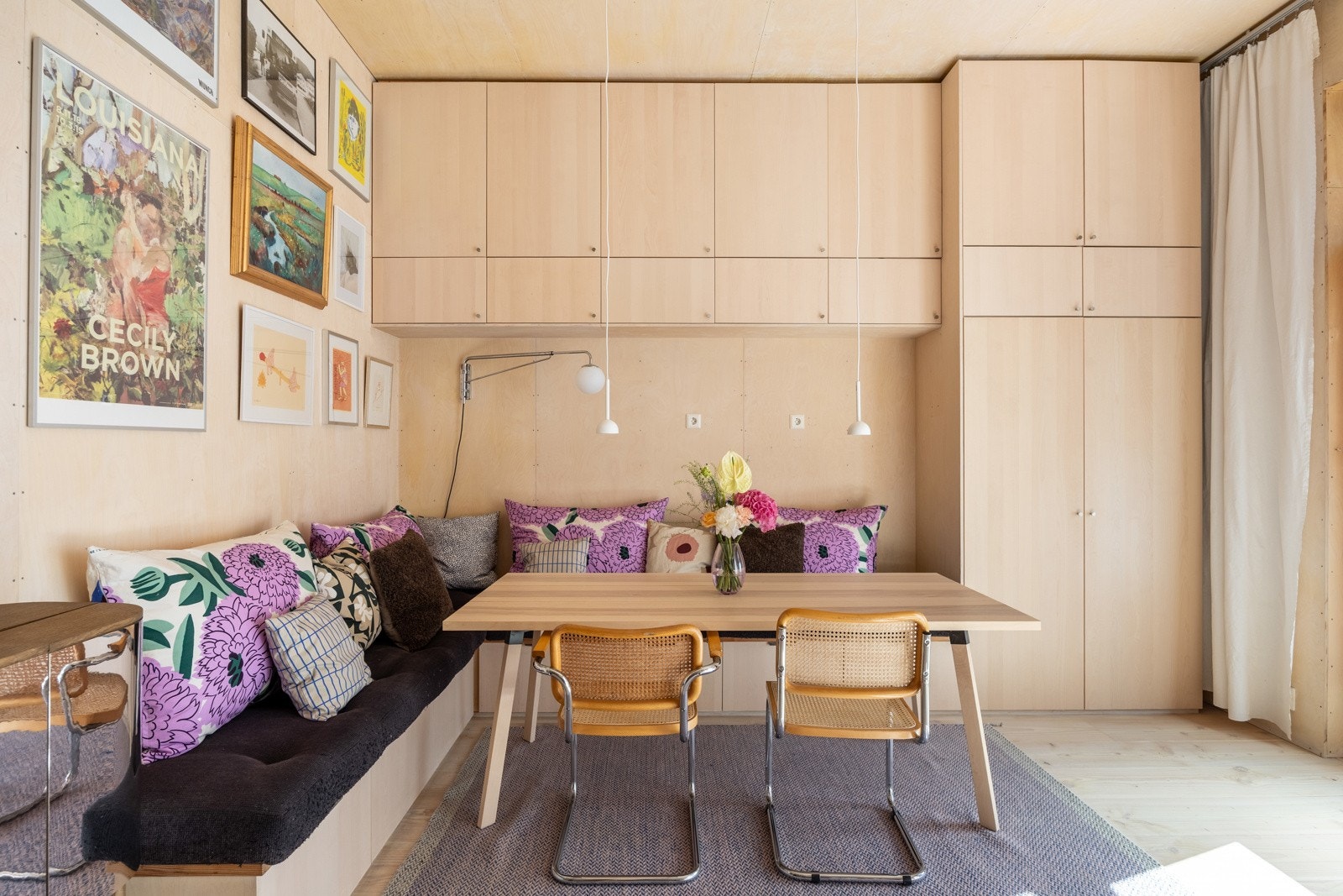 Det er plassbygde skap fra gulv til tak og en spesialbygd sofa/benk med oppbevaringsløsninger. Galleribilde