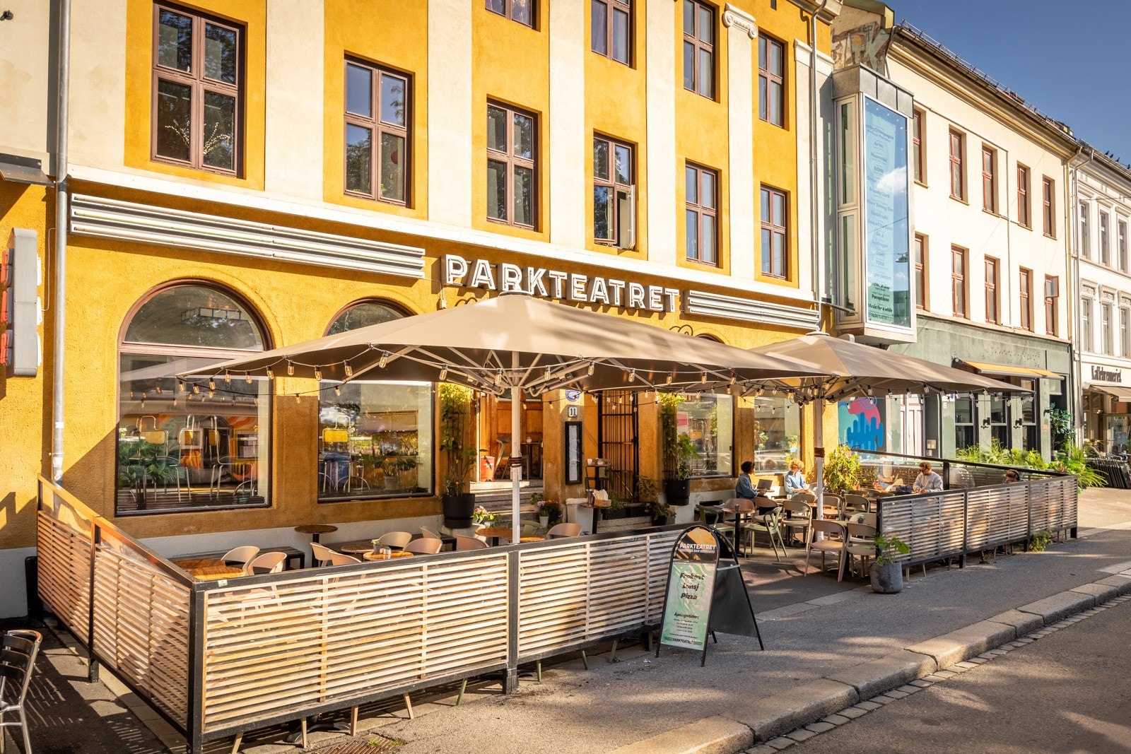 "Stripa" på Olaf Ryes plass med barer, restauranter og Parkteateret. Galleribilde