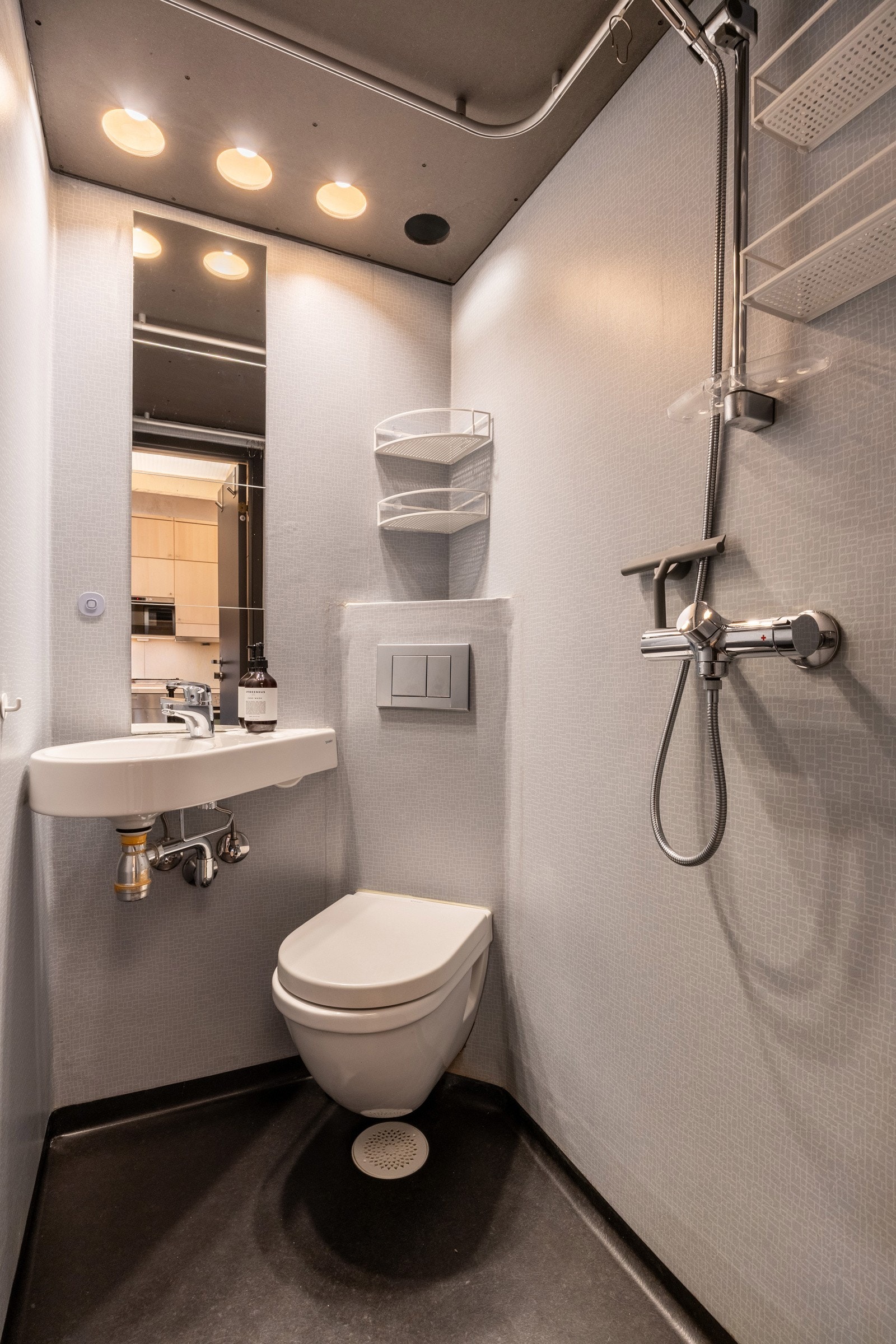 Det er bad fra ombyggingsår (2012) med gulvflater belagt med gulvbelegg og vegger utført i våtromstapet/belegg, samt himlingsflater utført i malt finérplate med belysning. Det er varmekabler i gulvet. Galleribilde