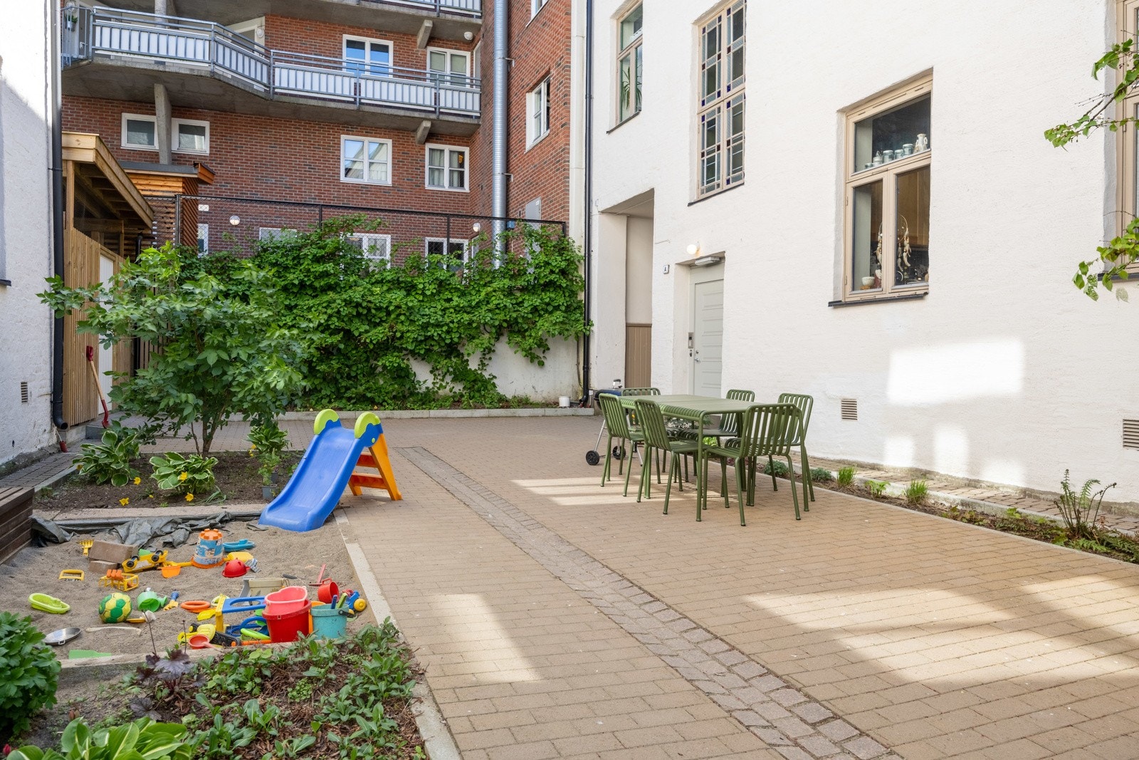 Det er sittegruppe og lekeplass. Galleribilde