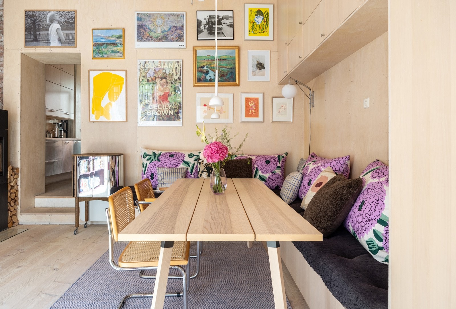 Leilighetens tak og vegger er kledd i kryssfiner. Galleribilde