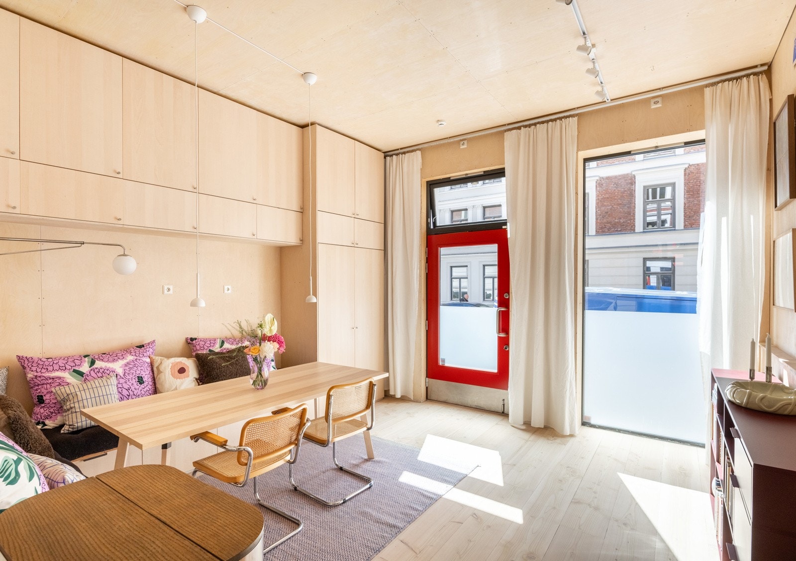 Dette er en rålekker, arkitekttegnet studioleilighet som ble ombygd fra butikklokale til leilighet i 2012. Galleribilde