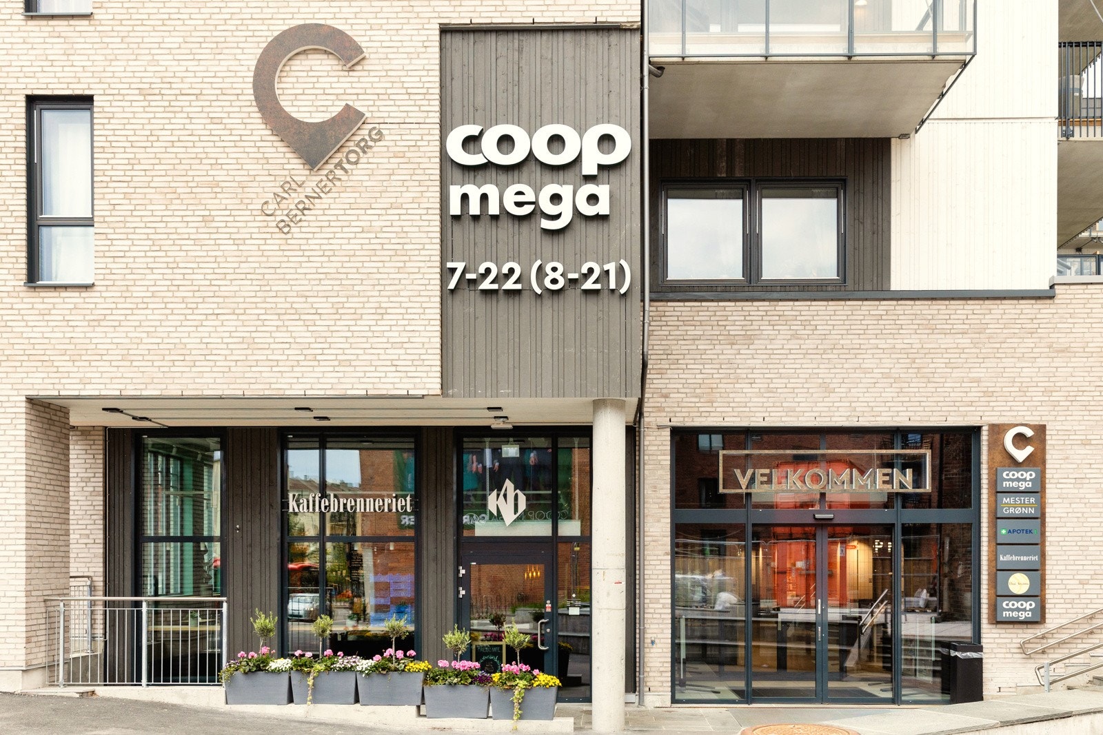 Carl Berner Torg med et godt utvalg av butikker. Galleribilde