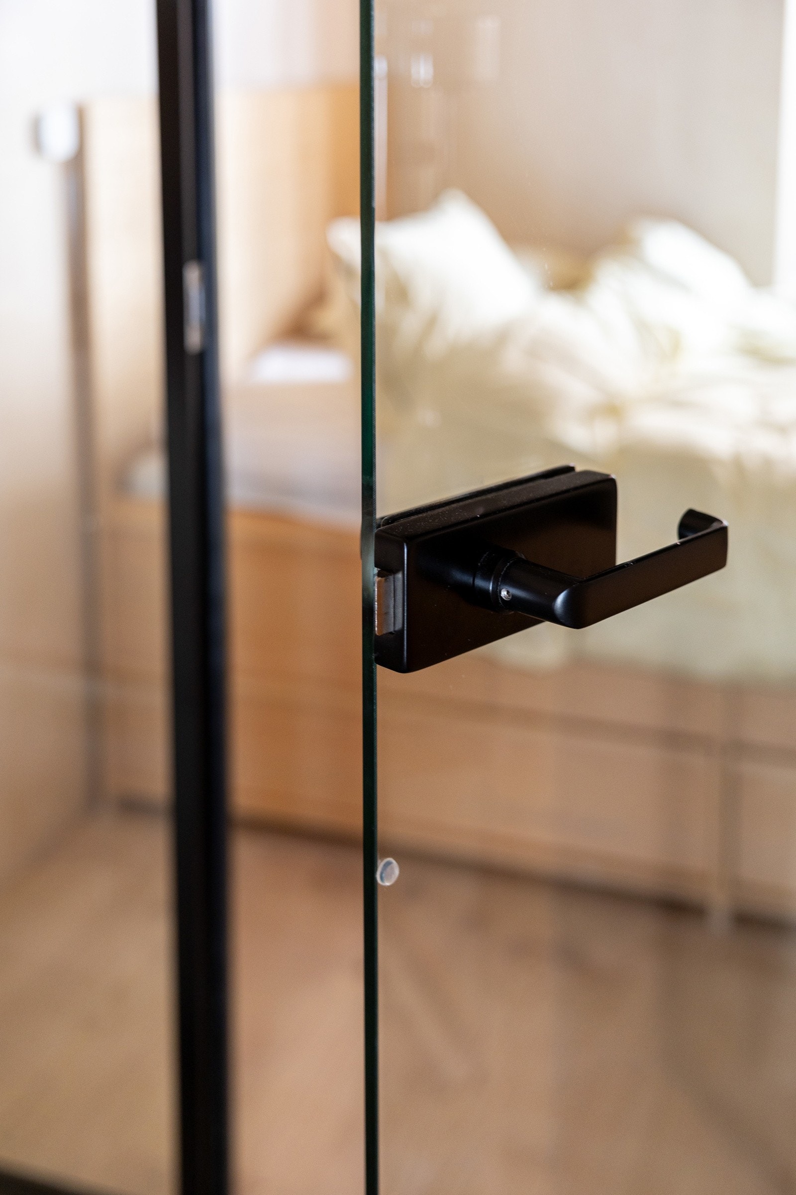 Glassvegg med glassdør mellom kjøkken og sovealkove (montert av Glassmester1 i 2021). Galleribilde