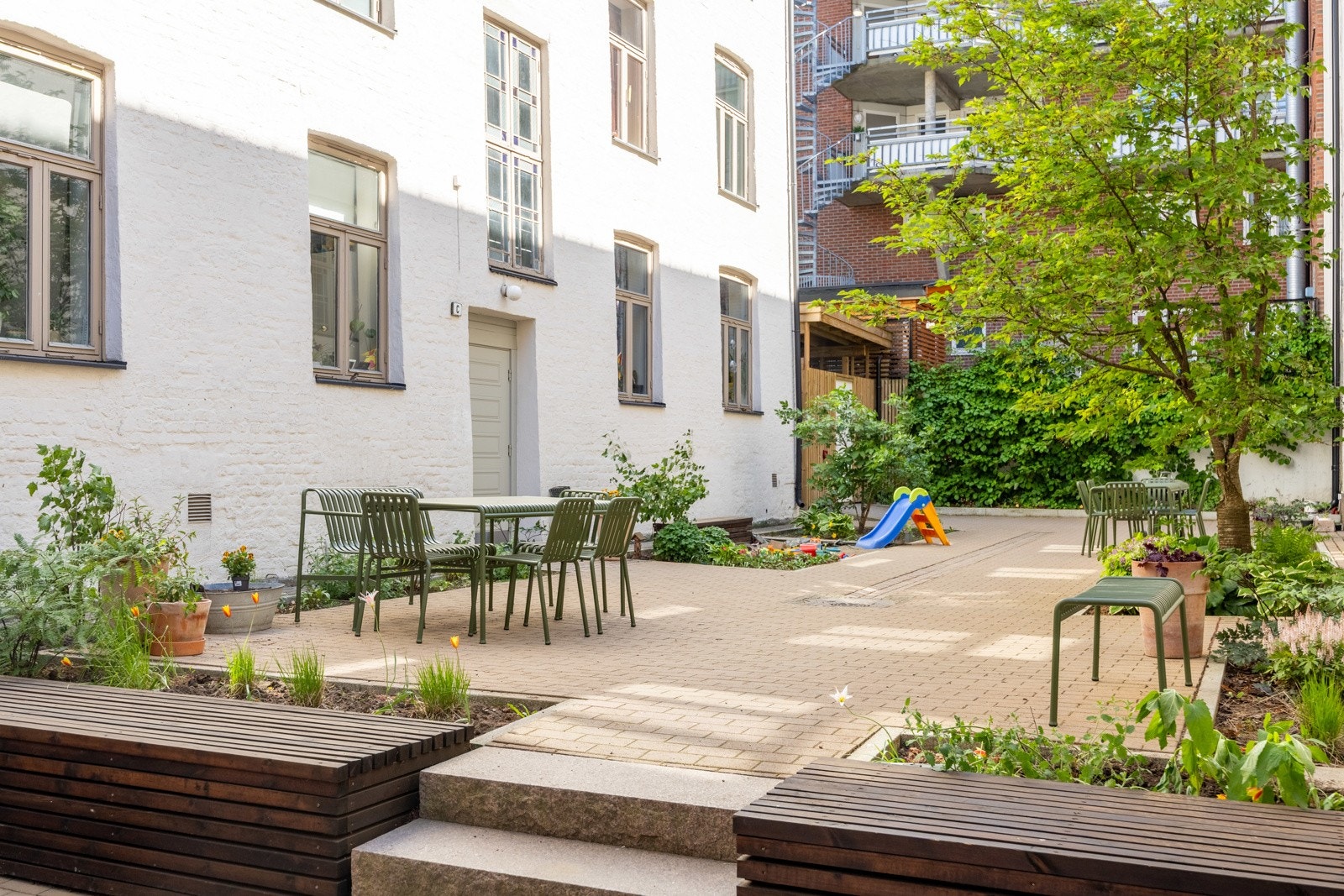 Meget pent opparbeidet bakgård. Galleribilde