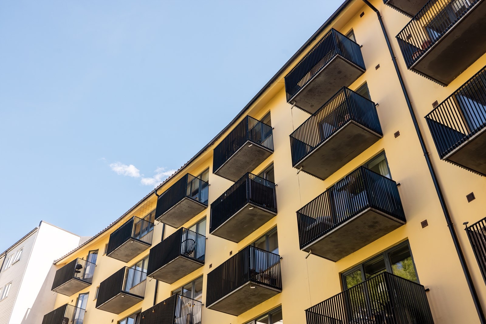 Borettslaget består av 157 andelsleiligheter. Den flotte bakgården er låst fra gaten utenfor og det er godt med sykkelparkering for beboerne. Velkommen til en hyggelig visning! Galleribilde