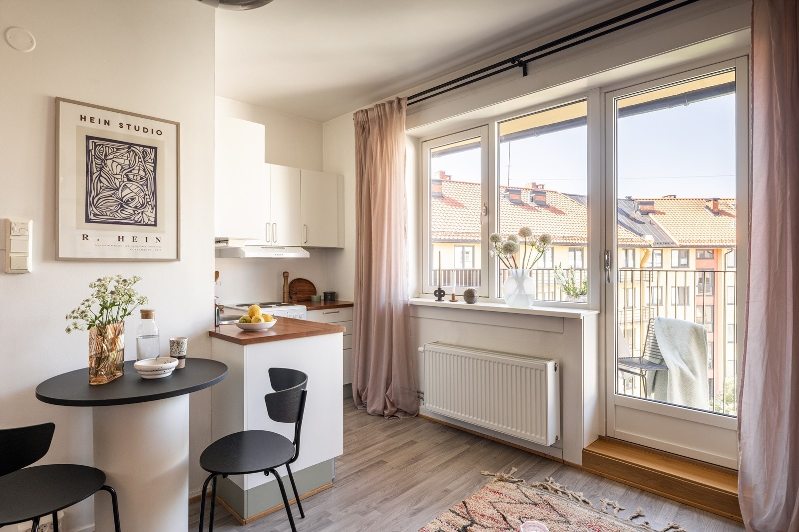 Leiligheten har store vinduer, generøs takhøyde og god arealutnyttelse som bidrar til at leiligheten oppleves større enn den er. Galleribilde