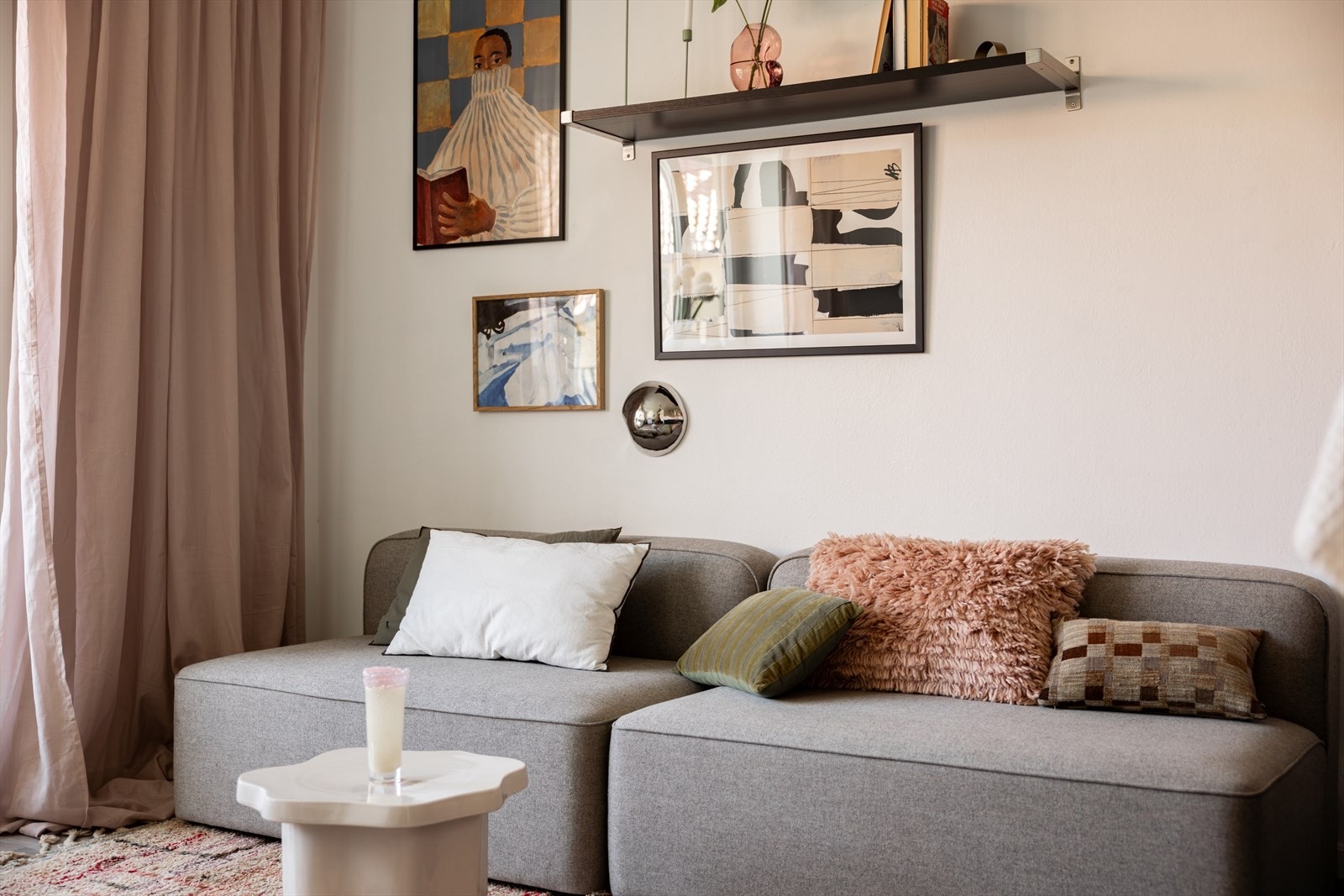 Svært god arealutnyttelse med plass til sofa, spisebord og annet ønsket møblement. Galleribilde