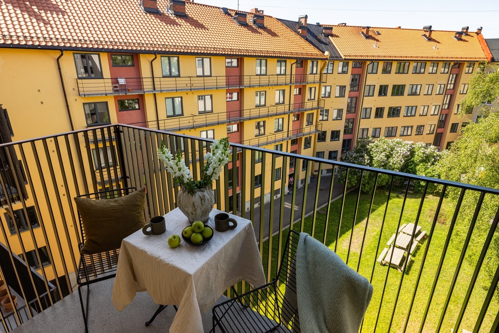 På sommeren kommer sola mellom kl. 14-15, og går ned rundt 19-20 i følge selger. Galleribilde