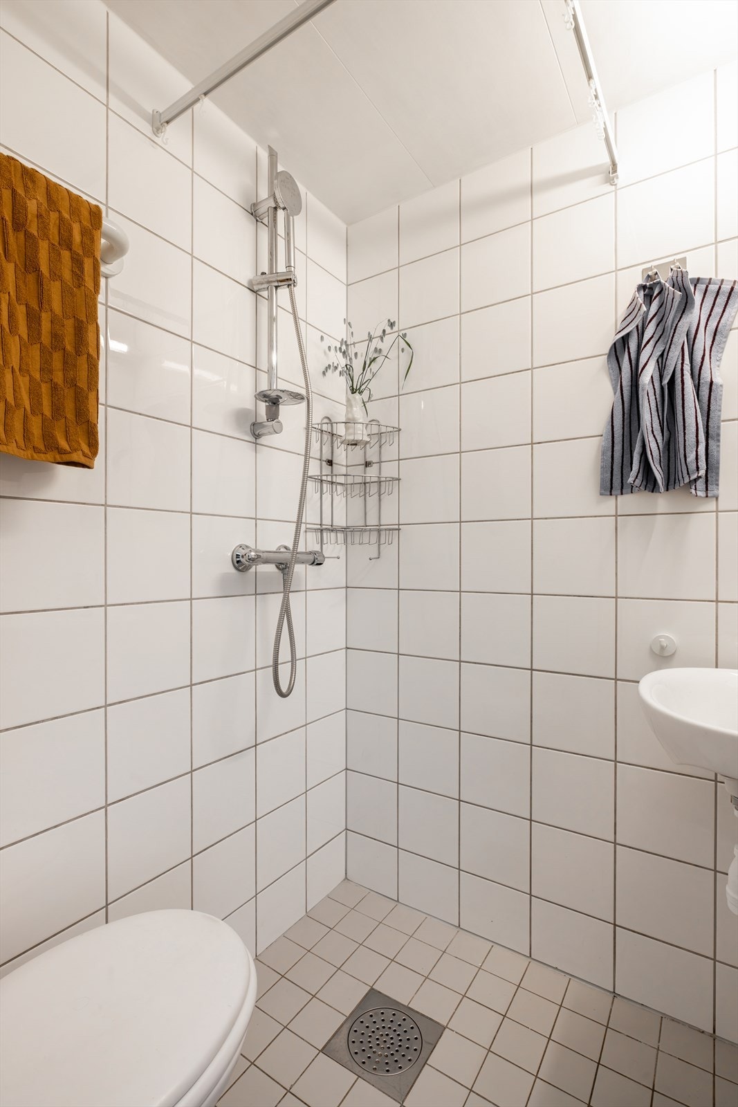 Flislagt bad med gulvvarme og naturlig ventilasjon. Galleribilde