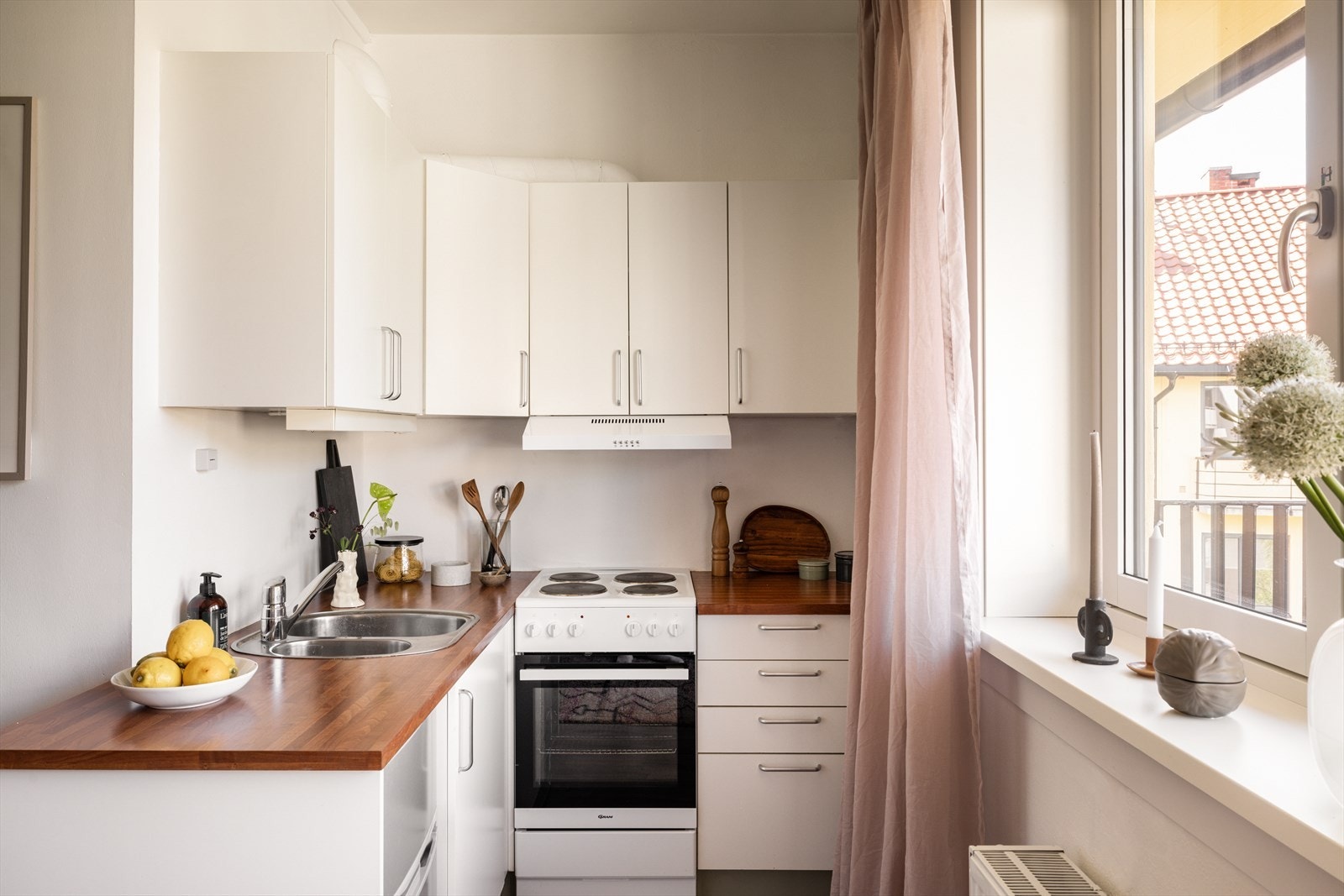 Det er komfyr, og kombiskap under benk. Galleribilde