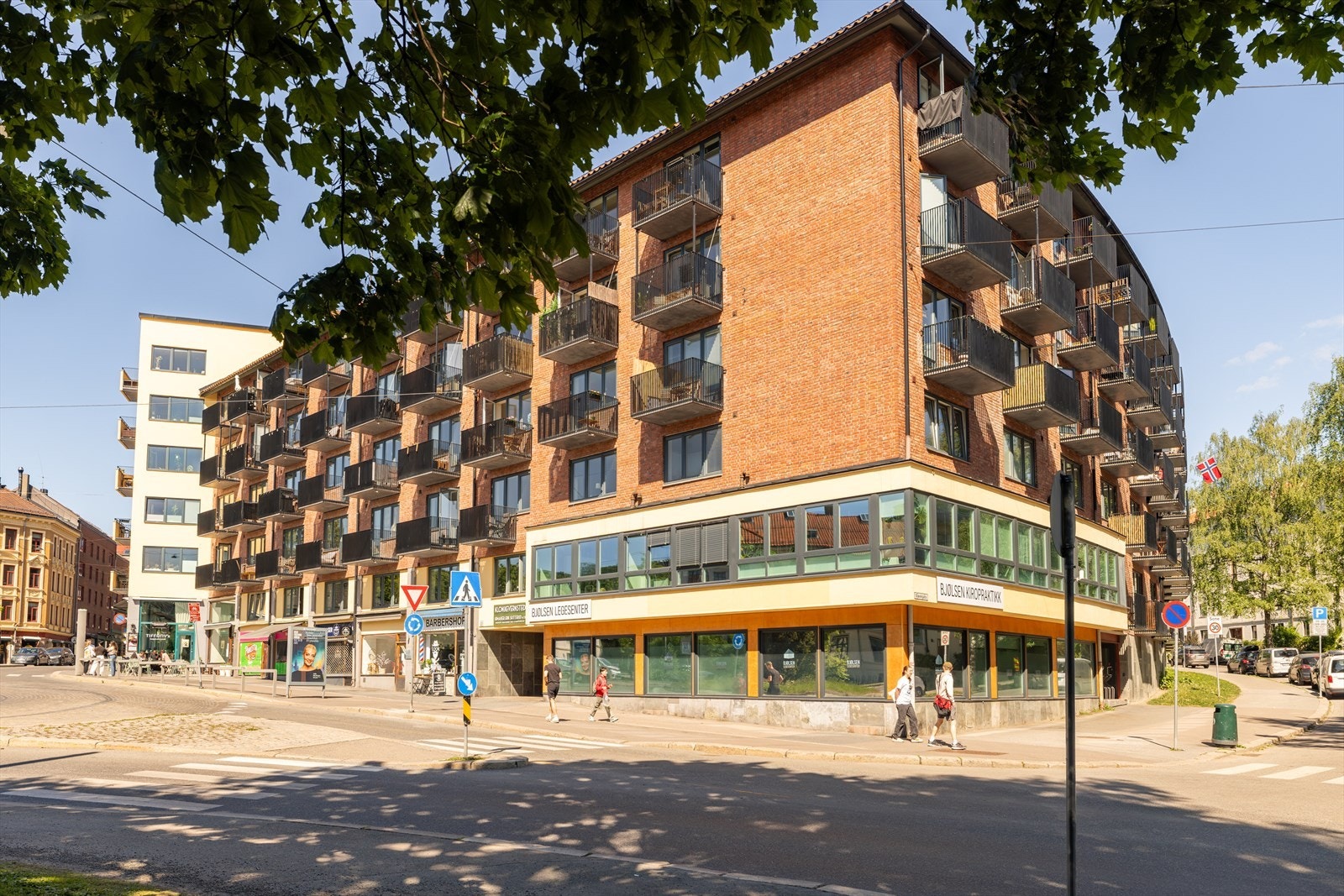 Det er kort veil til kollektivtilbud, og gangavstand til nærliggende områder som Torshov og Grünerløkka. Galleribilde