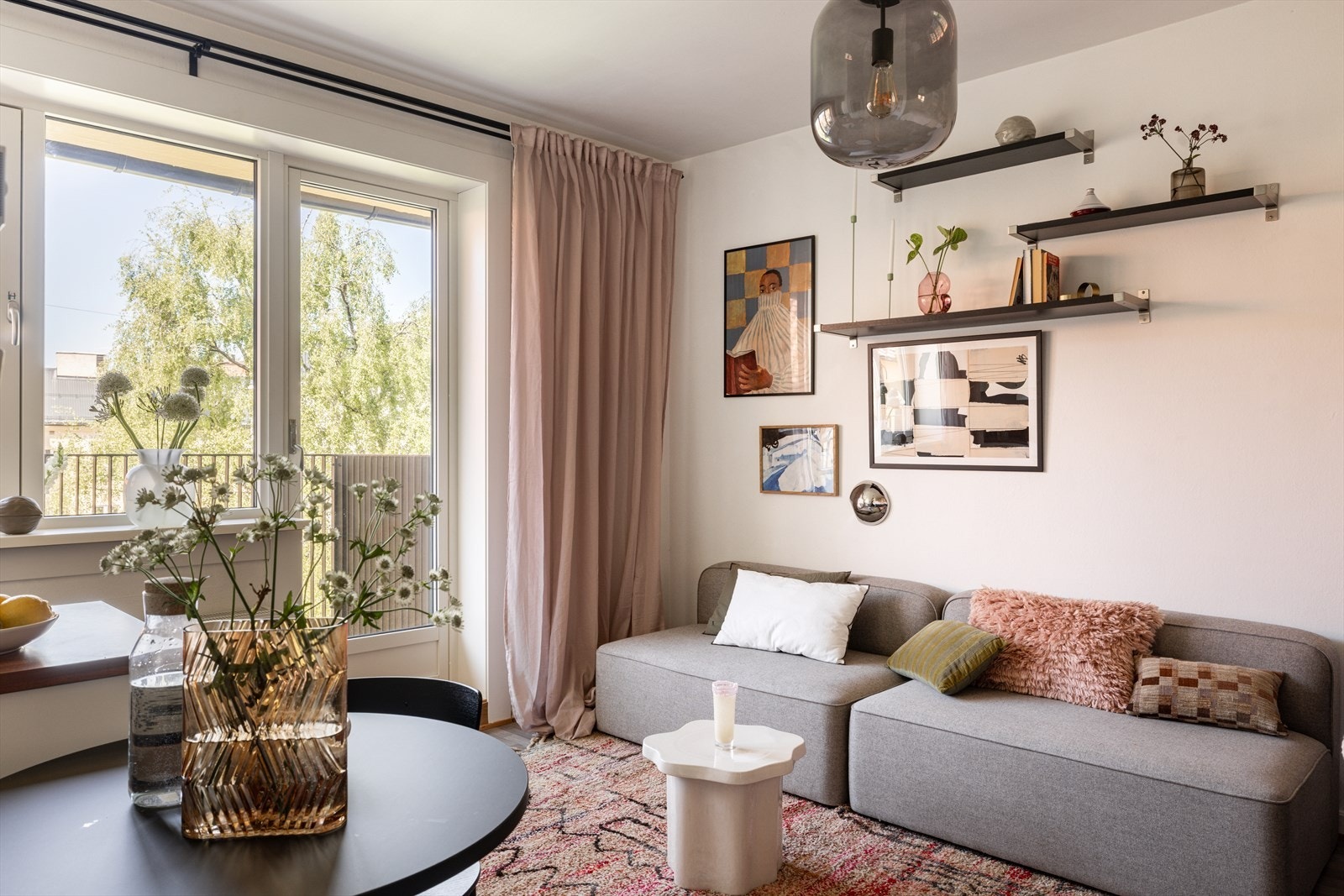 En sjarmerende og praktisk studioleilighet, beliggende høyt og fritt i 5. etasje. Galleribilde