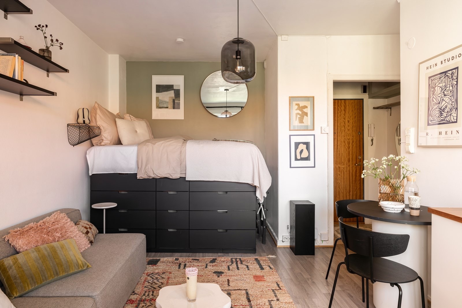 Vegg, himling og lister ble malt i 2025. Galleribilde