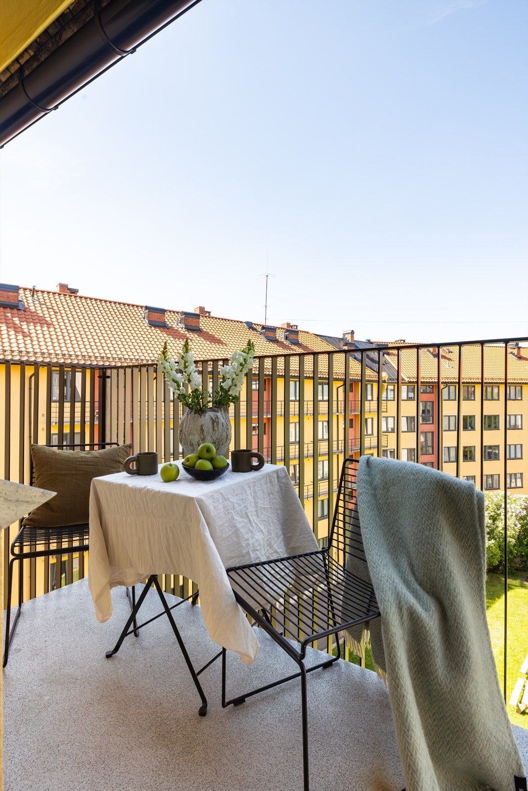 Videre er det utgang til en solrik balkong med hyggelig utsikt mot bakgården. Galleribilde