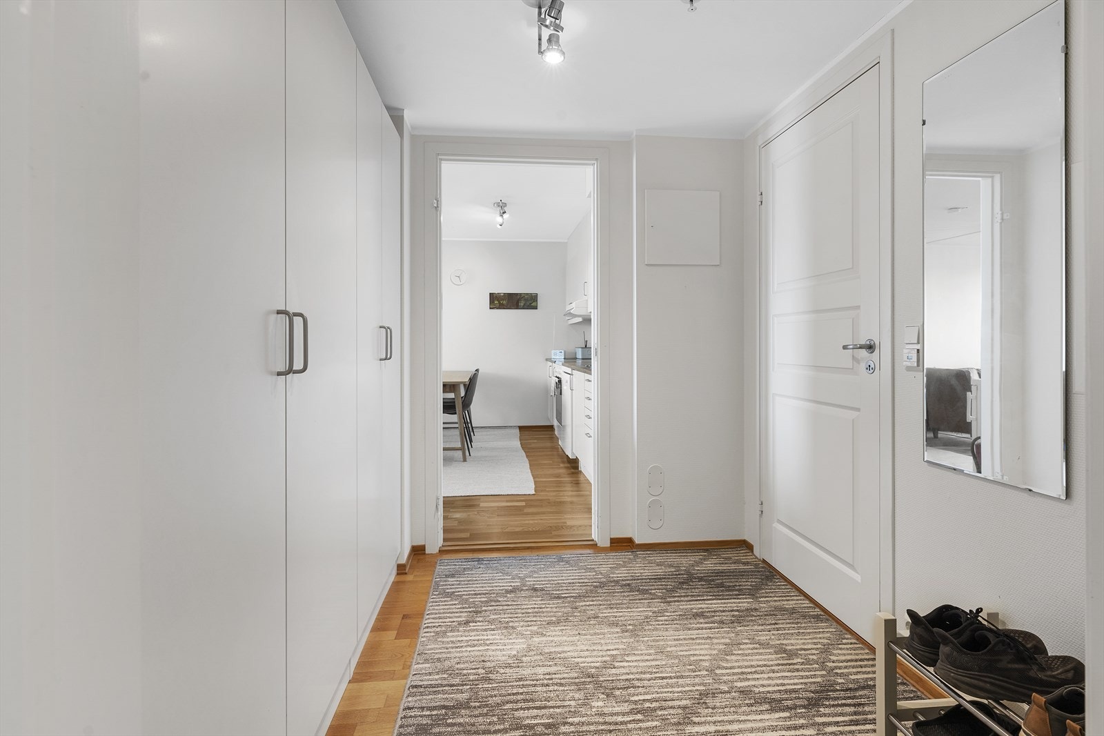 Fra gangen er det inngang til stue/kjøkken og bad Galleribilde