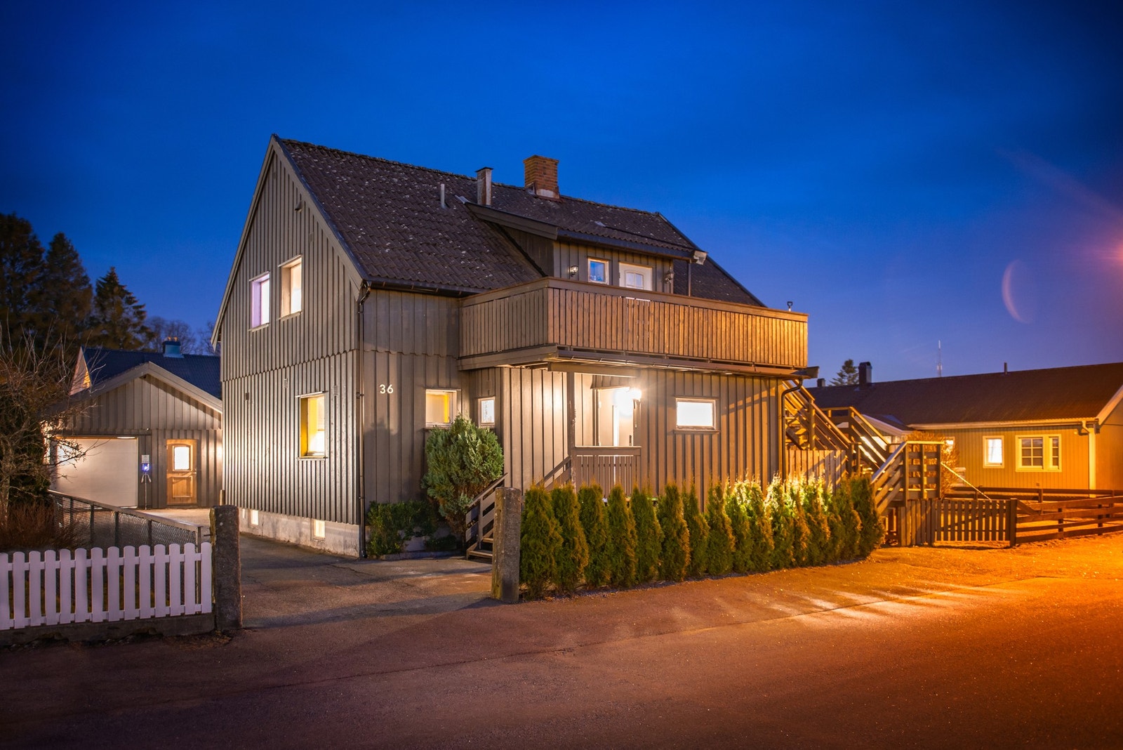 Fasade på fremsiden. Innkjøring til gårdsplass og garasje, samt egen inngang i både 1.etg og 2.etg. Galleribilde