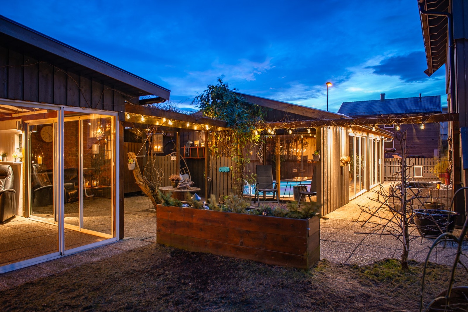 Eiendommen består av bassenghus og utestue. Her finner man virkelig gleder i hverdagen. Man får eventyrfølelse i denne bakgården. Usjenert og med gode solforhold er det også. Galleribilde