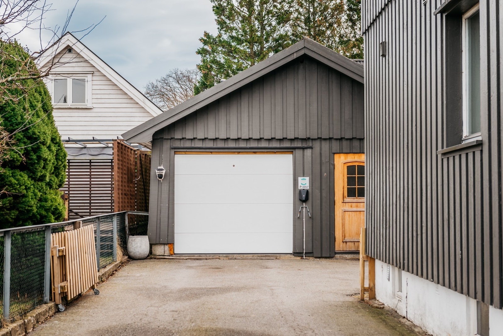 Garasjen ble satt opp i 1974. Det er elektrisk port og garasjen er isolert. Varmepumpe i garasjen. Galleribilde