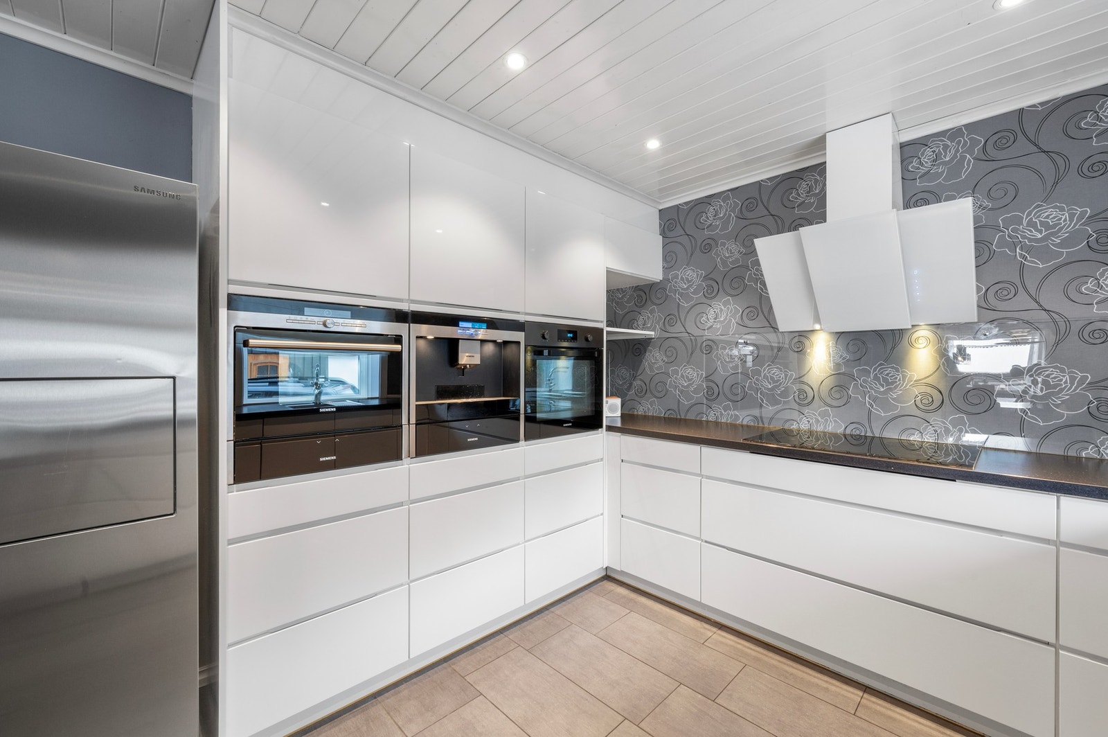 På kjøkkenet finnes det Integrert stekeovn, kaffemaskin, kombinert damp-/stekeovn, oppvaskmaskin og platetopp. Galleribilde