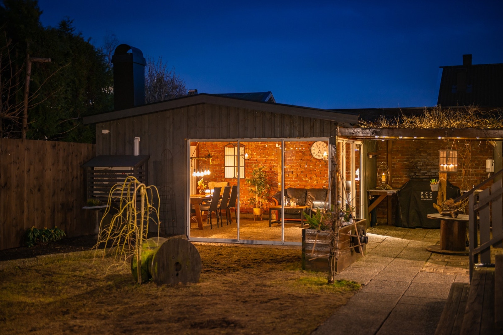 Nydelig utestue med innlagt strøm. Utestue med flott innglassering Galleribilde