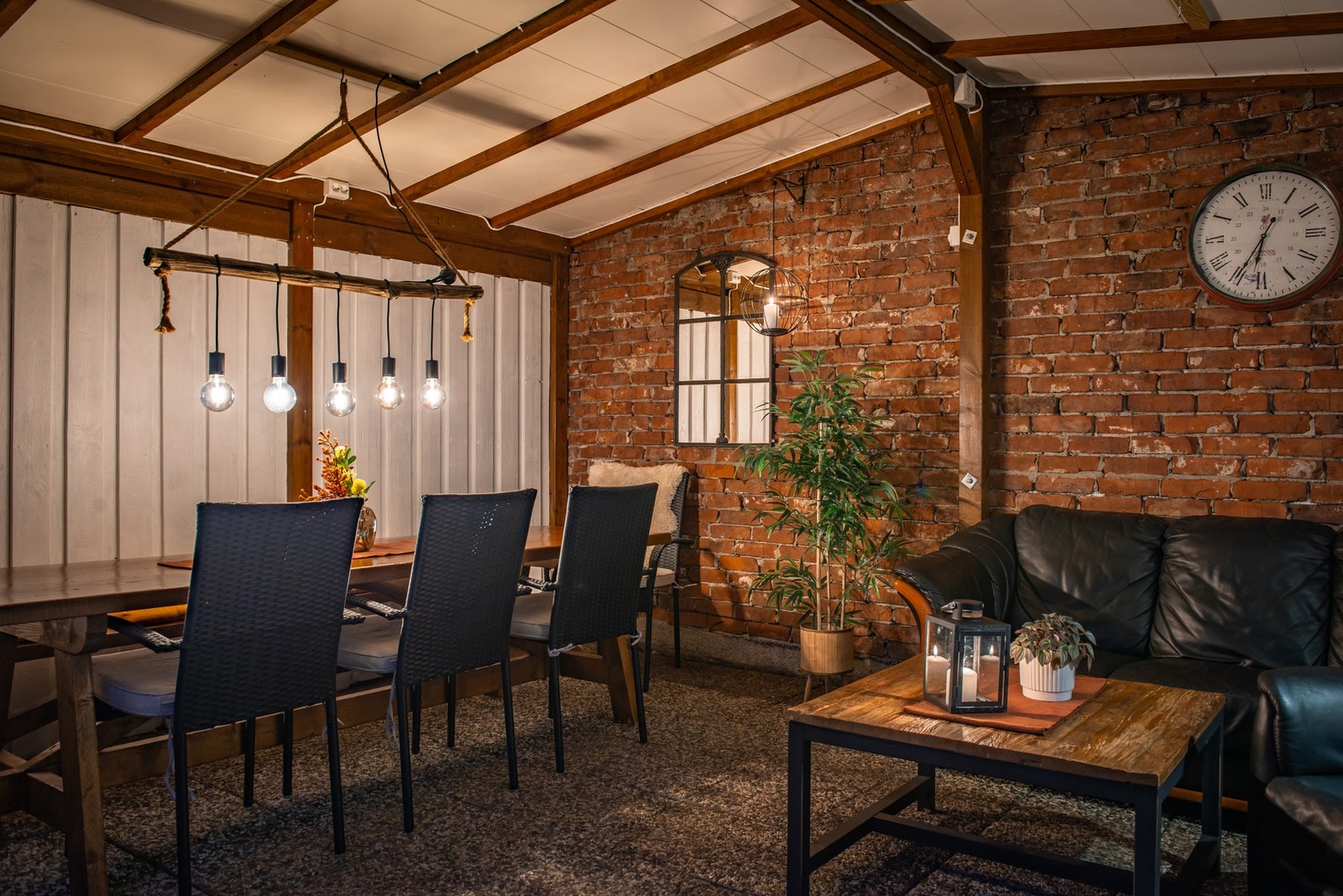 Hagestuen innbyr til sosialt samvær. Dagens eier har rigget seg til med prosjektor og lerret. Et nydelig sted å se på en god film dette. Galleribilde