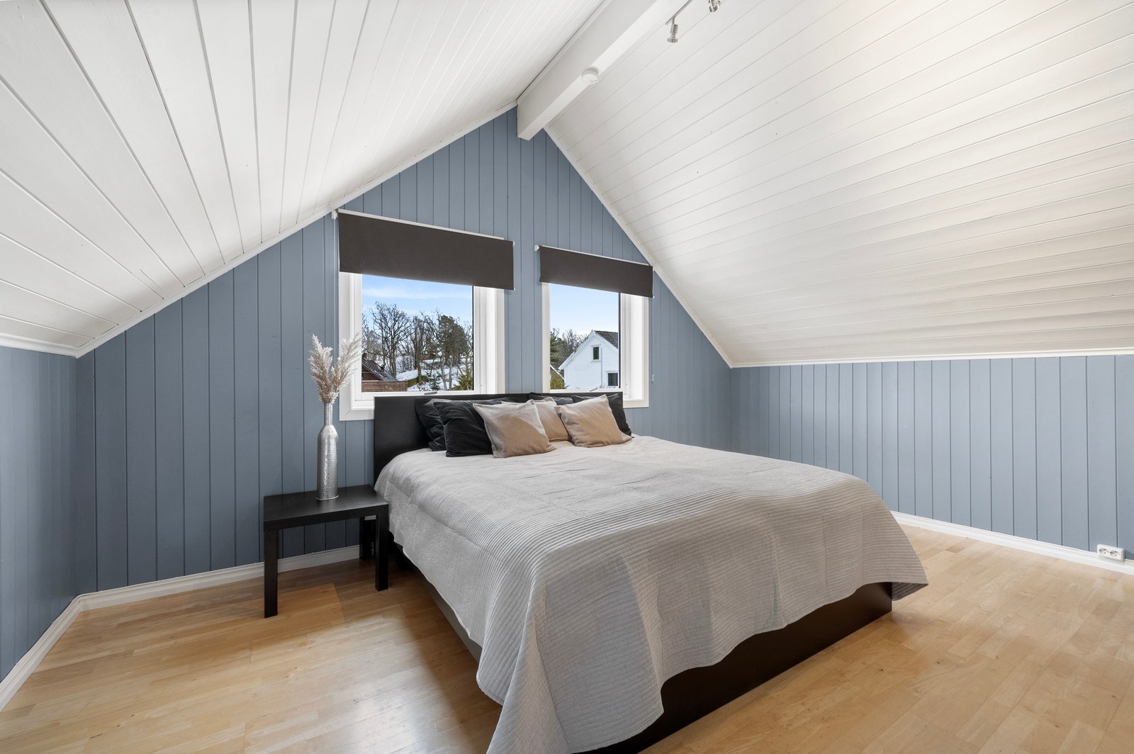 Stort soverom som fint kan deles opp i 2 rom. Galleribilde