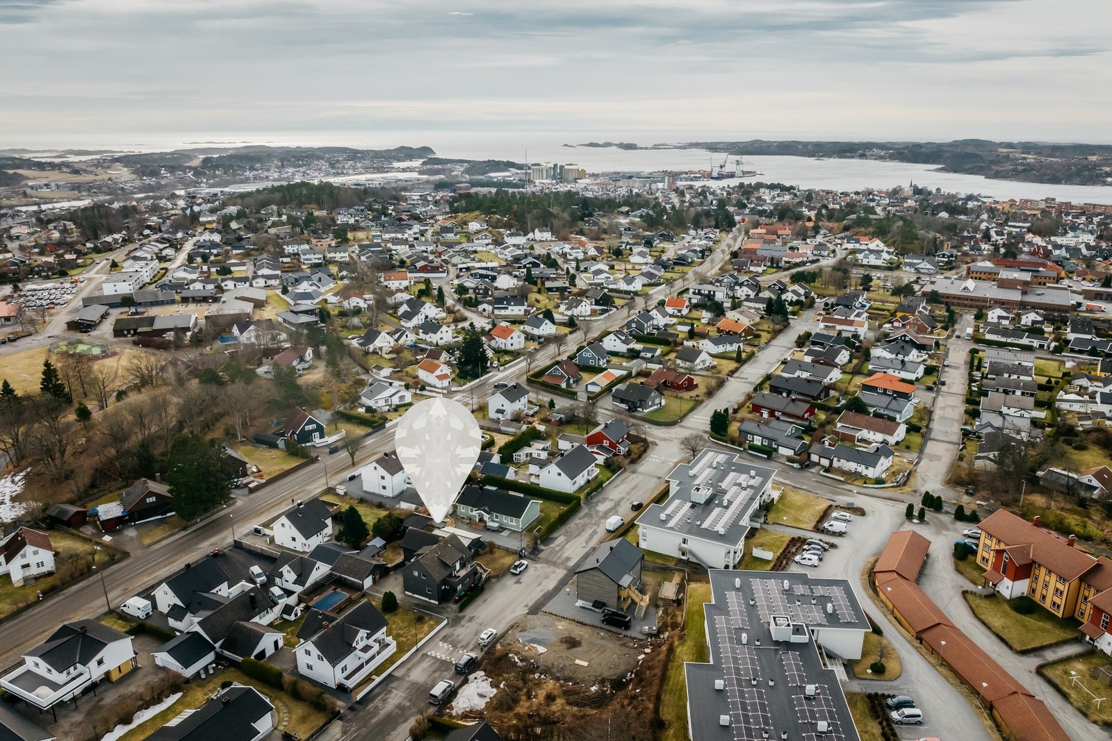 Eiendommen ligger sentralt plassert på Nanset / Hovland i rolig gate. Kort vei til alt av skoler, barnehager, butikker, Nordbyen, sentrum, kollektiv transport m.m. Galleribilde