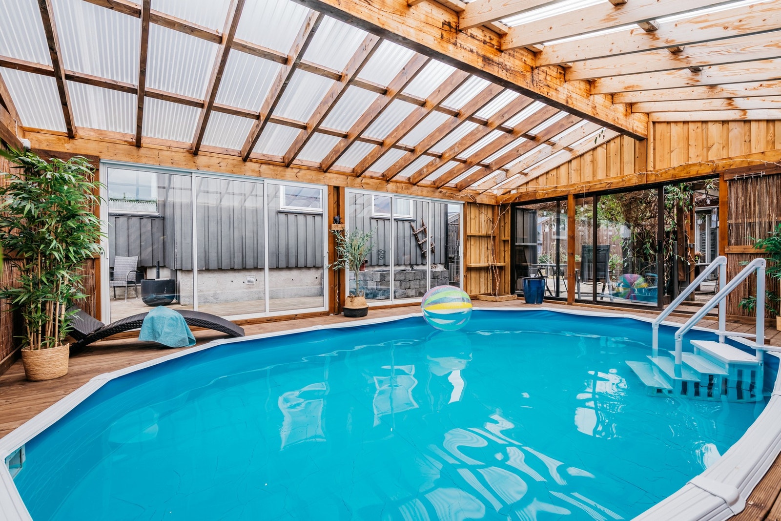 Bassenghuset kommer virkelig til sin rett nå på sommeren. Det er oppvarmet basseng. Galleribilde