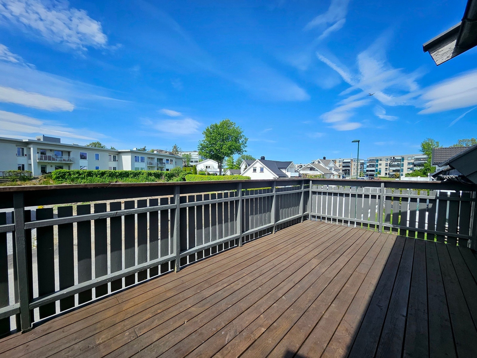 Hybelen har egen inngang i 2.etg. Her er det også en romslig veranda i forbindelse med entreen. Hybelen har tidligere vært leid ut for 12.000,- pr mnd, men er nå ubebodd. Galleribilde