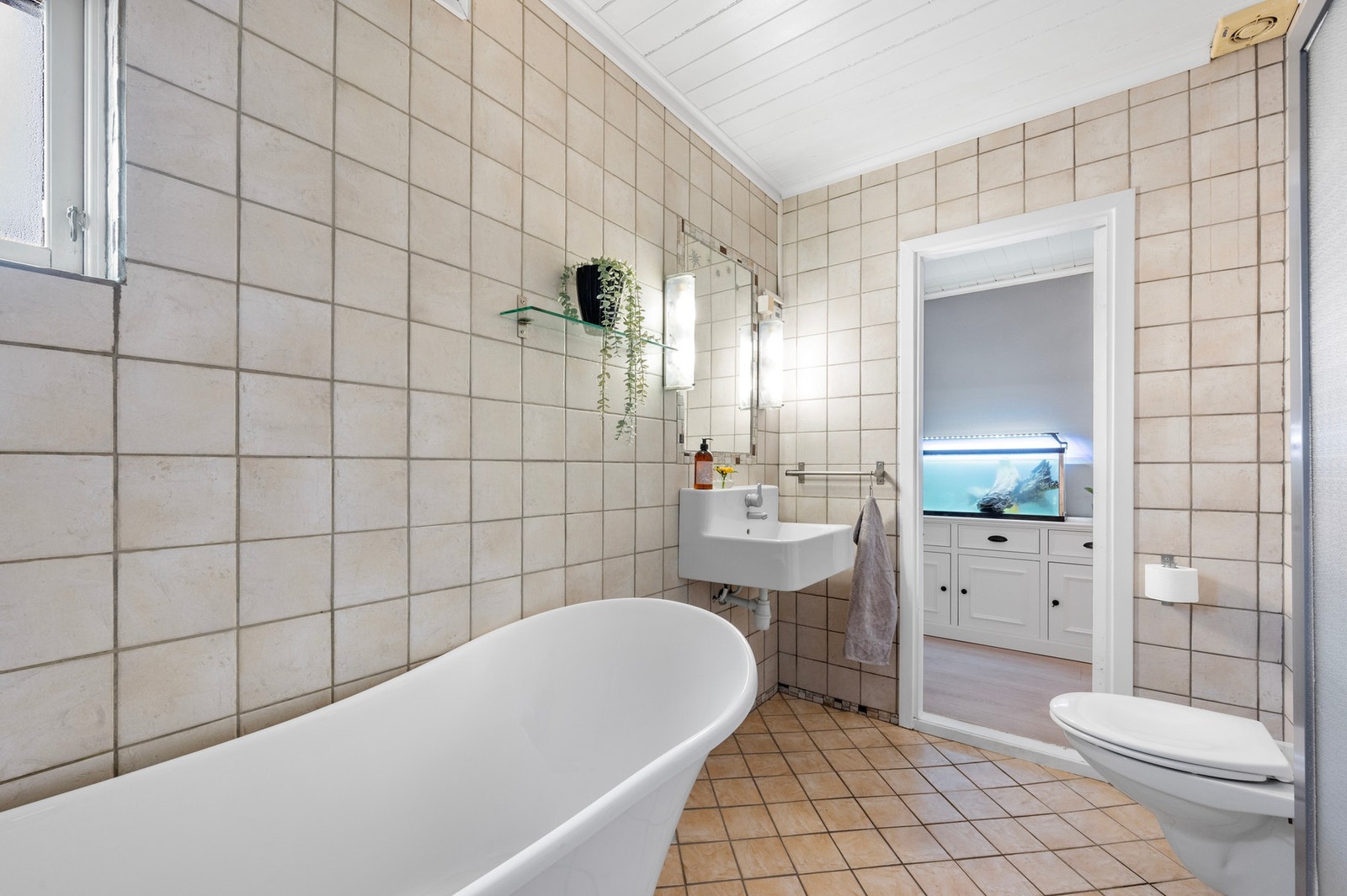 Badet er innredet med dusjsone, badekar, wc og servant. Galleribilde