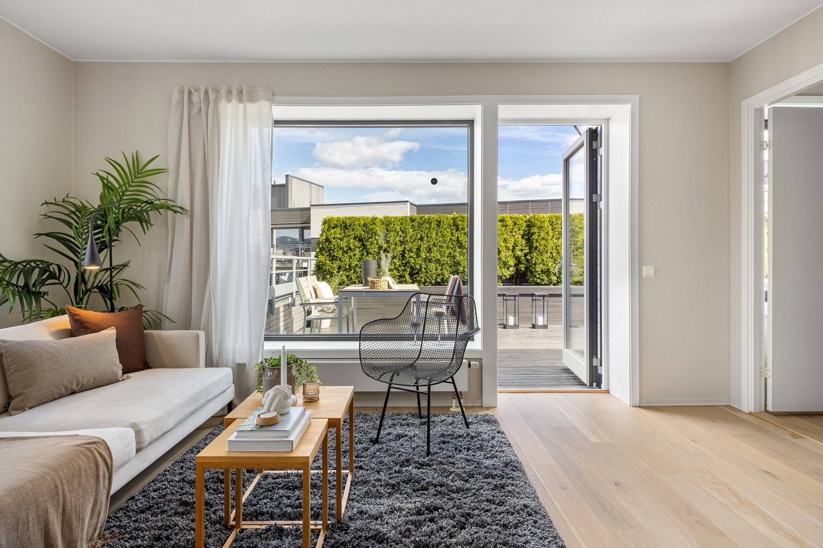 Terrassen fungerer som en naturlig forlengelse på stuen, og er i tillegg utstyrt med markise. Galleribilde