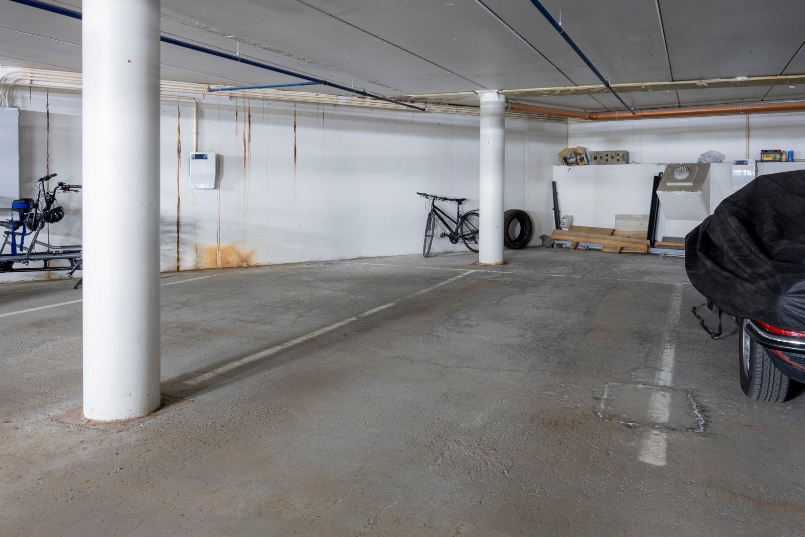 Det medfølger garasjeplass i felles garasjeanlegg. Det er muligheter for å sette opp lader. Galleribilde