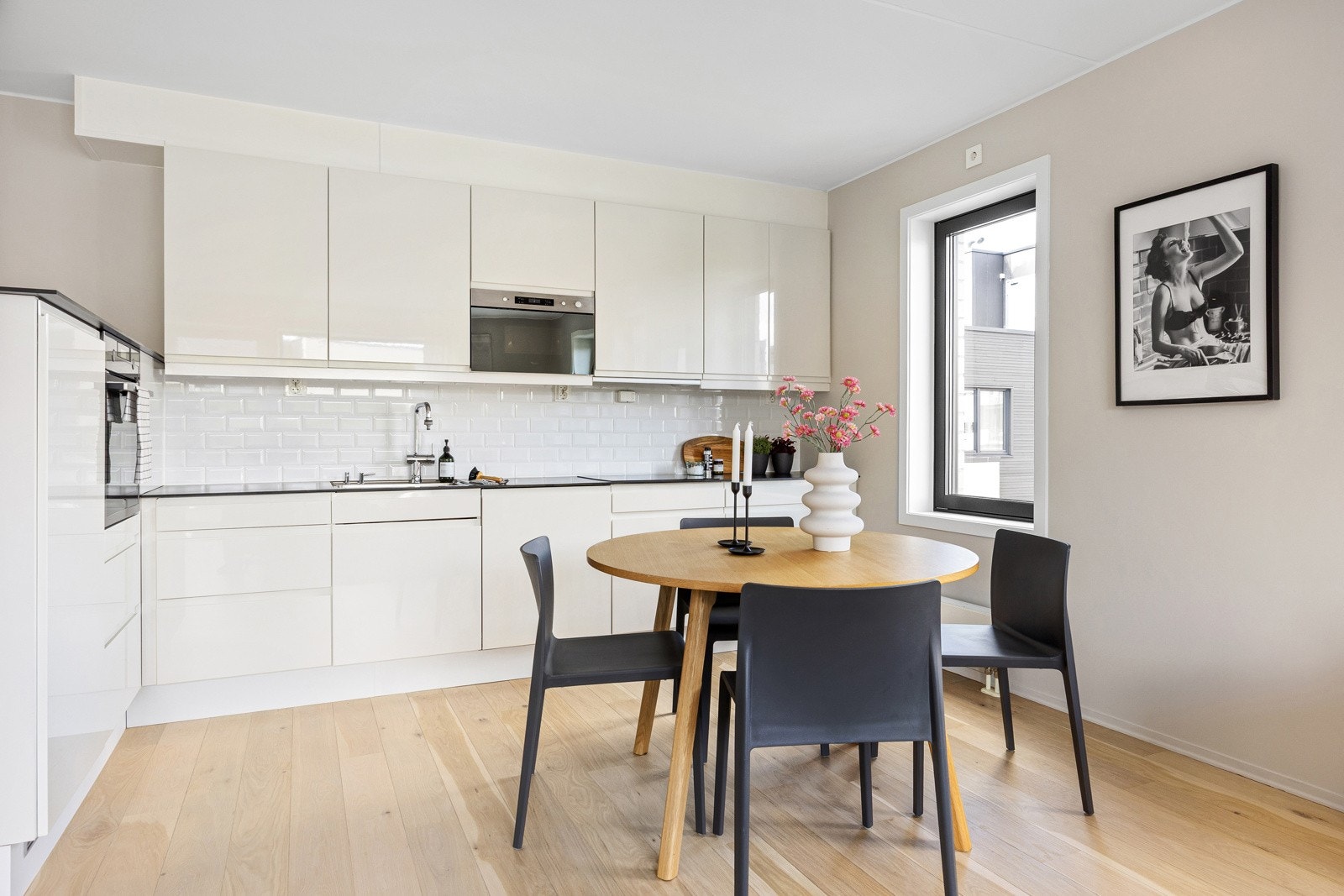 Stilrent kjøkken med gode løsninger og godt med skap- og benkeplass. Integrerte hvitevarer bestående av stekeovn, platetopp, mikro, oppvaskmaskin, kjøleskap og fryser medfølger handelen. Galleribilde