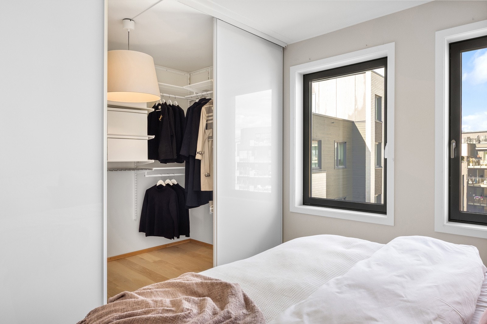 Soverommet har god plass til dobbeltseng og nattbord. Galleribilde