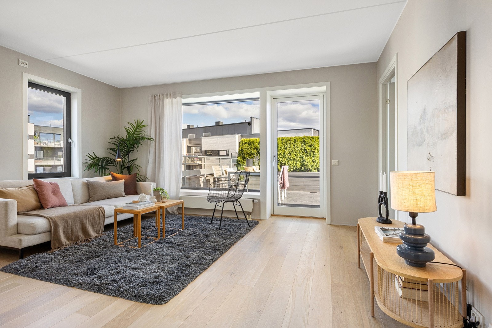 Stuen har en åpen velfungerende åpen løsning mot kjøkkenet, noe som sikrer en god utnyttelse av arealet og skaper et hyggelig og sosialt oppholdsrom. Galleribilde